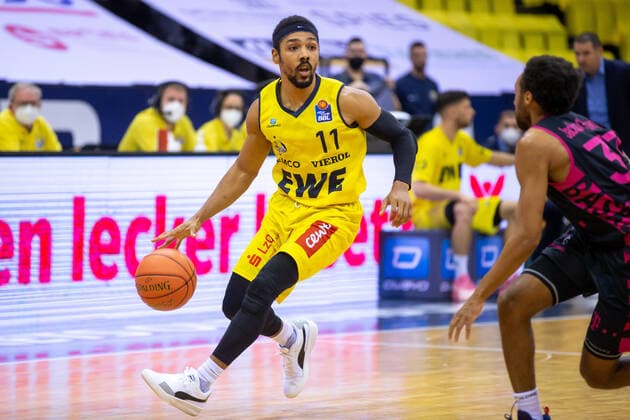 Oldenburg, Lower Saxony, DEU, 30 01 2022, Phil Pressey EWE Baskets Oldenburg and Parker Jackson Cartwright right, Telekom Baskets Bonn WE Baskets Oldenburg vs Telekom Baskets Bonn 1 Basketball Bundesliga Saison 2021 2022, 19 Spieltag, Grosse EWE Arena EWE Baskets Oldenburg vs Telekom Baskets Bonn