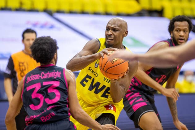Oldenburg, Lower Saxony, DEU, 30 01 2022, Rickey Paulding center, EWE Baskets Oldenburg , Parker Jackson Cartwright left, Telekom Baskets Bonn and Justin Gorham right, Telekom Baskets Bonn EWE Baskets Oldenburg vs Telekom Baskets Bonn 1 Basketball Bundesliga season 2021 2022, 19 matchday, Grosse EWE Arena EWE Baskets Oldenburg vs Telekom Baskets Bonn