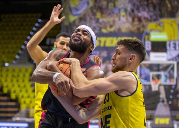 Oldenburg, Lower Saxony, DEU, 30 01 2022, Javontae Hawkins center, Telekom Baskets Bonn , Michal Michalak right, EWE Baskets Oldenburg and Martin Breunig left, EWE Baskets Oldenburg EWE Baskets Oldenburg vs Telekom Baskets Bonn 1 Basketball Bundesliga Saison 2021 2022, 19 Spieltag, Grosse EWE Arena EWE Baskets Oldenburg vs Telekom Baskets Bonn
