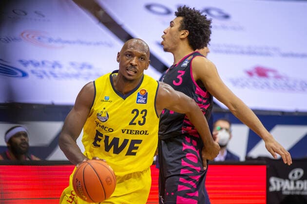 Oldenburg, Lower Saxony, DEU, 30 01 2022, Rickey Paulding EWE Baskets Oldenburg and Tyson Ward right, Telekom Baskets Bonn EWE Baskets Oldenburg vs Telekom Baskets Bonn 1 Basketball Bundesliga Saison 2021 2022, 19 Spieltag, Grosse EWE Arena EWE Baskets Oldenburg vs Telekom Baskets Bonn
