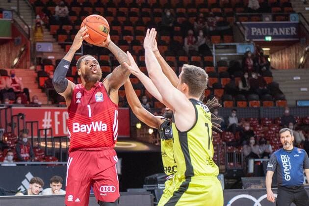 Thomas Deshaun 1 FC Bayern , Marcus Thornton 3 medi Bayreuth , Andreas Seiferth 11 medi Bayreuth , FC Bayern Basketball vs medi Bayreuth, easyCredit BBL, 30 01 2022 Muenchen Bayern Germany Copyright: xkolbert-press UlrichxGamelx