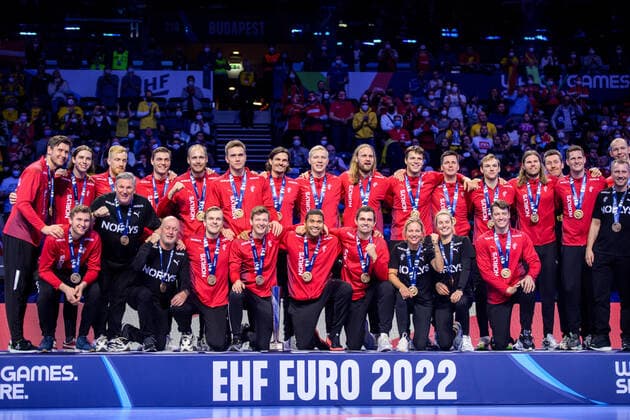 220130 Players of Denmark celebrate their bronze after the EHF European Handball Championship final between Sweden and Spain on January 30, 2022 in Budapest Photo Johanna Lundberg BILDBYRAN kod JL JL0238 bbeng ehf euro 2022 em 2022 european men handball s handball championship 2022 handball handboll handbolls em 2022 handball handball em 2022 final sweden sweden spain spain cheers,  Copyright: JOHANNAxLUNDBERG BB220130JL153