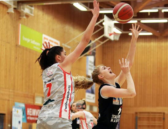 from left Ana WOJTULEK Wasserburg CRO , Hanna Marie CRYMBLE Marburg US , , Da Basketball,1 Bundesliga 2021 22, 30 01 22, TSV Wasserburg vs Pharmaserv Marburg, Wasserburg, Badria Sportzentrum Copyright: WolfgangxFehrmann