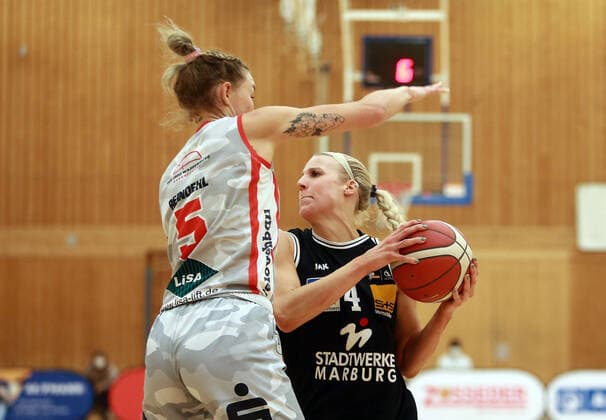 from left Haligeth REINOEL Wasserburg US , Marie BERTHOLD Marburg , Da Basketball,1 Bundesliga 2021 22, 30 01 22, TSV Wasserburg vs Pharmaserv Marburg, Wasserburg, Badria Sportzentrum Copyright: WolfgangxFehrmann