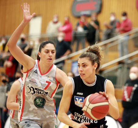 from left Ana WOJTULEK Wasserburg CRO , Theresa SIMON Marburg , Da Basketball,1 Bundesliga 2021 22, 30 01 22, TSV Wasserburg vs Pharmaserv Marburg, Wasserburg, Badria Sportzentrum Copyright: WolfgangxFehrmann