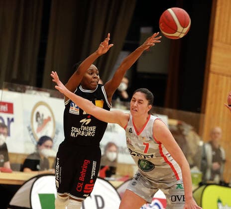 from left Tonisha Vanee BAKER Marburg US , Ana WOJTULEK Wasserburg CRO , Da Basketball,1 Bundesliga 2021 22, 30 01 22, TSV Wasserburg vs Pharmaserv Marburg, Wasserburg, Badria Sportzentrum Copyright: WolfgangxFehrmann