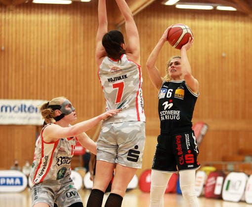 from left Laura HEBECKER Wasserburg , Ana WOJTULEK Wasserburg CRO , Theresa SIMON Marburg , Da Basketball,1 Bundesliga 2021 22, 30 01 22, TSV Wasserburg vs Pharmaserv Marburg, Wasserburg, Badria Sportzentrum Copyright: WolfgangxFehrmann