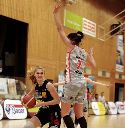 from leftHanna Marie CRYMBLE Marburg US , Ana WOJTULEK Wasserburg CRO , Da Basketball,1 Bundesliga 2021 22, 30 01 22, TSV Wasserburg vs Pharmaserv Marburg, Wasserburg, Badria Sportzentrum Copyright: WolfgangxFehrmann