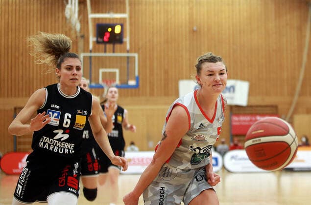 From left Theresa SIMON Marburg , Haligeth REINOEL Wasserburg US , Da Basketball,1 Bundesliga 2021 22, 30 01 22, TSV Wasserburg vs Pharmaserv Marburg, Wasserburg, Badria Sportzentrum. Copyright: WolfgangxFehrmann
