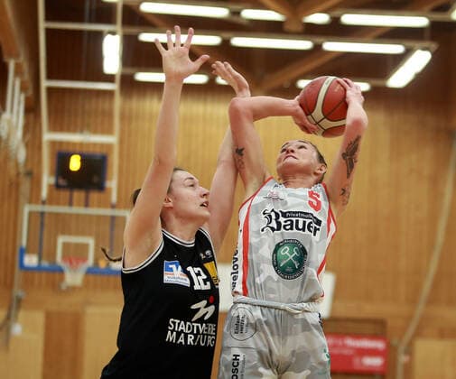 from left Johanna KLUG Marburg , Haligeth REINOEL Wasserburg US , Da Basketball,1 Bundesliga 2021 22, 30 01 22, TSV Wasserburg vs Pharmaserv Marburg, Wasserburg, Badria Sportzentrum Copyright: WolfgangxFehrmann