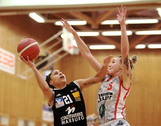 From left Rachel Mamie ARTHUR Marburg , Haligeth REINOEL Wasserburg US , Da Basketball,1 Bundesliga 2021 22, 30 01 22, TSV Wasserburg vs Pharmaserv Marburg, Wasserburg, Badria Sportzentrum. Copyright: WolfgangxFehrmann