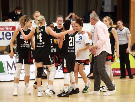 Marburg players after the victory Da Basketball,1 Bundesliga 2021 22, 30 01 22, TSV Wasserburg vs Pharmaserv Marburg, Wasserburg, Badria Sportzentrum Copyright: WolfgangxFehrmann