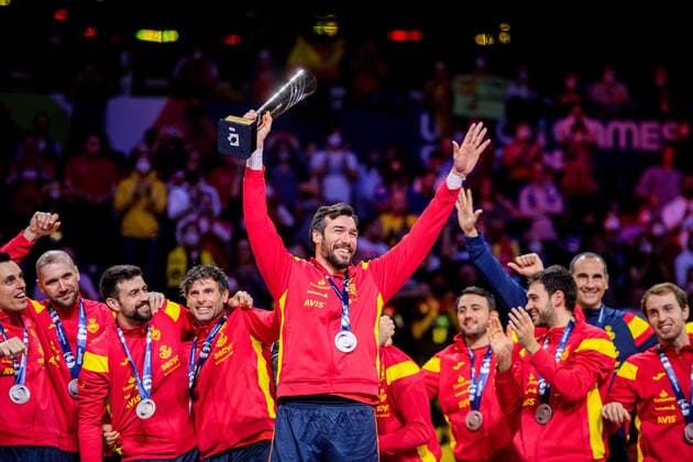 220130 Players of Spain celebrate their silver medal after the EHF European Handball Championship final between Sweden and Spain on January 30, 2022 in Budapest Photo Johanna Lundberg BILDBYRAN kod JL JL0238 bbeng ehf euro 2022 em 2022 european men handball s handball championship 2022 handball handboll handbolls em 2022 handball handball em 2022 final sweden sweden spain spain jubil,  Copyright: JOHANNAxLUNDBERG BB220130JL156