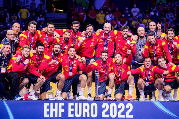 220130 Players of Spain celebrate their silver medals after the EHF European Handball Championship final between Sweden and Spain on January 30, 2022 in Budapest Photo Johanna Lundberg BILDBYRAN kod JL JL0238 bbeng ehf euro 2022 em 2022 european men handball s handball championship 2022 handball handboll handbolls em 2022 handball handball em 2022 final sweden sweden spain spain jubil,  Copyright: JOHANNAxLUNDBERG BB220130JL157