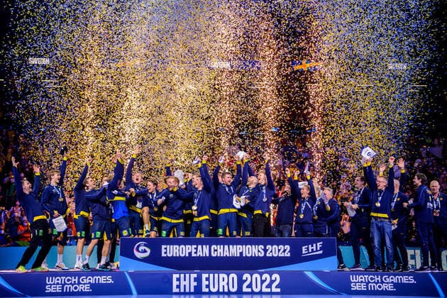 220130 Players of Sweden celebrate after the EHF European Handball Championship final between Sweden and Spain on January 30, 2022 in Budapest Photo Johanna Lundberg BILDBYRAN kod JL JL0238 bbeng ehf euro 2022 em 2022 european men handball s handball championship 2022 handball handboll handbolls em 2022 handball handball em 2022 final sweden sweden spain spain gold em gold cheer,  Copyright: JOHANNAxLUNDBERG BB220130JL159
