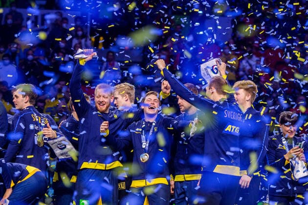 220130 Players of Sweden celebrate after the EHF European Handball Championship final between Sweden and Spain on January 30, 2022 in Budapest Photo Johanna Lundberg BILDBYRAN kod JL JL0238 bbeng ehf euro 2022 em 2022 european men handball s handball championship 2022 handball handboll handbolls em 2022 handball handball em 2022 final sweden sweden spain spain gold em gold cheer,  Copyright: JOHANNAxLUNDBERG BB220130JL160