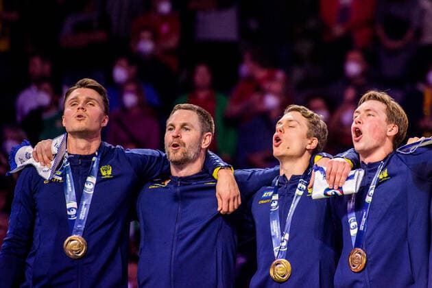 220130 Goalkeeper Andreas Palicka and Lucas Pellas of Sweden during the national anthem after the EHF European Handball Championship final between Sweden and Spain on January 30, 2022 in Budapest Photo Johanna Lundberg BILDBYRAN kod JL JL0238 bbeng ehf euro 2022 em 2022 european men handball s handball championship 2022 handball handball handball em 2022 handball handball em 2022 final sweden sweden spain spain gold em gold cheer,  Copyright: JOHANNAxLUNDBERG BB220130JL161