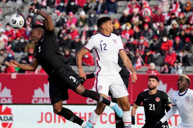 Sport Bilder des Tages January 30, 2022, Hamilton, ON, CANADA: Canada s Samuel Adekugbe (3) makes the header as United States Miles Robinson (12), Canada s Jonathan Osorio (21) and United States Gyasi Zardes (9) look on during first half World Cup qualifying soccer action in Hamilton, Ont., Sunday, Jan. 30, 2022. Canada News - January 30, 2022 - ZUMAc35_ 20220130_zaf_c35_053 Copyright: xFrankxGunnx