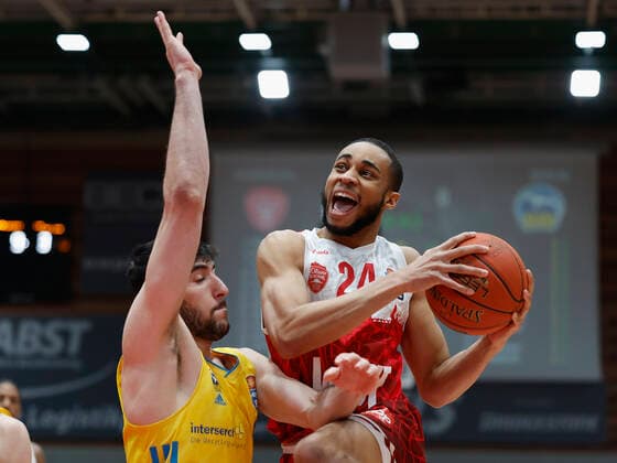 30 01 2022, basketball, BBL, main round, s Oliver Wuerzburg Alba Berlin, GER, Wuerzburg, tectake Arena picture v, li Yovel Zoosman ALBA BERLIN and Cameron Hunt s Oliver Wuerzburg Copyright: HMBxMedia xHeikoxBecker