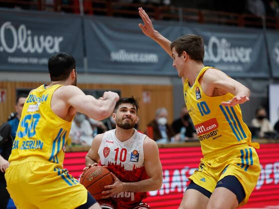 30 01 2022, basketball, BBL, main round, s Oliver Wuerzburg Alba Berlin, GER, Wuerzburg, tectake Arena picture v, li Yovel Zoosman ALBA BERLIN , Luciano Parodi s Oliver Wuerzburg and Tim Schneider ALBA BERLIN Copyright: HMBxMedia xHeikoxBecker
