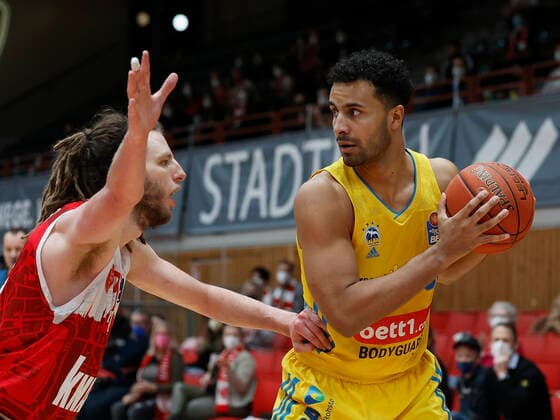 30 01 2022, basketball, BBL, main round, s Oliver Wuerzburg Alba Berlin, GER, Wuerzburg, tectake Arena picture v, li Craig Moller s Oliver Wuerzburg and Johannes Thiemann ALBA BERLIN Copyright: HMBxMedia xHeikoxBecker