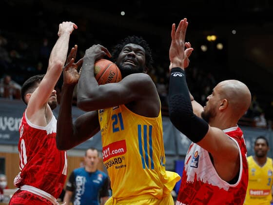 30 01 2022, basketball, BBL, main round, s Oliver Wuerzburg Alba Berlin, GER, Wuerzburg, tectake Arena picture v, li Luciano Parodi s Oliver Wuerzburg , Christ Koumadje ALBA BERLIN and Alex King s Oliver Wuerzburg Copyright: HMBxMedia xHeikoxBecker