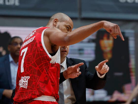 30 01 2022, basketball, BBL, main round, s Oliver Wuerzburg Alba Berlin, GER, Wuerzburg, tectake Arena picture v, li Alex King s Oliver Wuerzburg and head coach Sasa Filipovski s Oliver Wuerzburg Copyright: HMBxMedia xHeikoxBecker