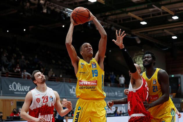 30 01 2022, Basketball, BBL, Hauptrunde, s Oliver Wuerzburg Alba Berlin, GER, Wuerzburg, tectake Arena picture v, li Julian Albus s Oliver Wuerzburg , Louis Olinde ALBA BERLIN , Alex King s Oliver Wuerzburg and Christ Koumadje ALBA BERLIN Copyright: HMBxMedia xHeikoxBecker