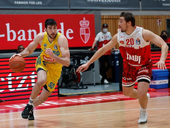 30 01 2022, basketball, BBL, main round, s Oliver Wuerzburg Alba Berlin, GER, Wuerzburg, tectake Arena picture v, li Yovel Zoosman ALBA BERLIN and Julian Albus s Oliver Wuerzburg Copyright: HMBxMedia xHeikoxBecker