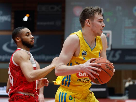 30 01 2022, basketball, BBL, main round, s Oliver Wuerzburg Alba Berlin, GER, Wuerzburg, tectake Arena picture v, li Cameron Hunt s Oliver Wuerzburg and Malte Delow ALBA BERLIN Copyright: HMBxMedia xHeikoxBecker
