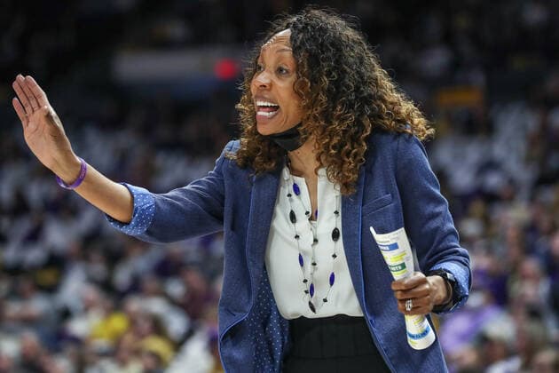 January 30, 2022: Kentucky Head Coach Kyra Elzy yells instructions at her team during NCAA, College League, USA Women s Basketball action between the Kentucky Wildcats and the LSU Tigers at the Pete Maravich Assembly Center in Baton Rouge, LA. CSM Baton Rouge USA - ZUMAc04_ 20220130_zaf_c04_112 Copyright: xJonathanxMailhesx