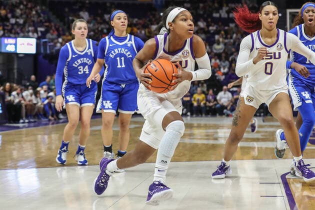 January 30, 2022: LSU s Khayla Pointer (3) drives to the basket past Kentucky s Jada Walker (11) and Emma King (34) during NCAA, College League, USA Women s Basketball action between the Kentucky Wildcats and the LSU Tigers at the Pete Maravich Assembly Center in Baton Rouge, LA. CSM Baton Rouge USA - ZUMAc04_ 20220130_zaf_c04_122 Copyright: xJonathanxMailhesx