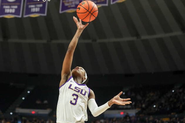 January 30, 2022: LSU s Khayla Pointer (3) puts up a shot during NCAA, College League, USA Women s Basketball action between the Kentucky Wildcats and the LSU Tigers at the Pete Maravich Assembly Center in Baton Rouge, LA. CSM Baton Rouge USA - ZUMAc04_ 20220130_zaf_c04_124 Copyright: xJonathanxMailhesx