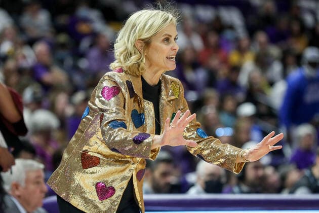 January 30, 2022: LSU Head Coach Kim Mulkey yells adjustments to her team during NCAA, College League, USA Women s Basketball action between the Kentucky Wildcats and the LSU Tigers at the Pete Maravich Assembly Center in Baton Rouge, LA. CSM Baton Rouge USA - ZUMAc04_ 20220130_zaf_c04_131 Copyright: xJonathanxMailhesx