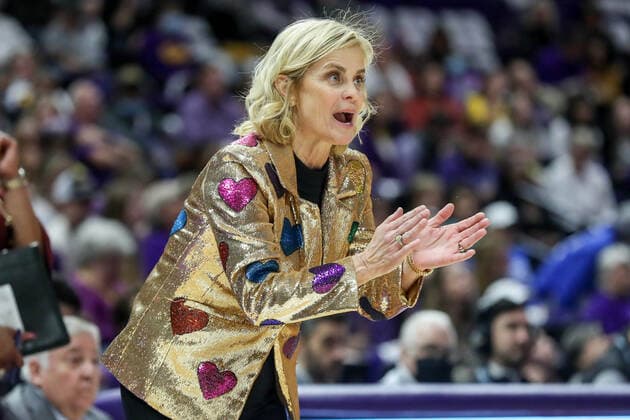 January 30, 2022: LSU Head Coach Kim Mulkey yells adjustments to her team during NCAA, College League, USA Women s Basketball action between the Kentucky Wildcats and the LSU Tigers at the Pete Maravich Assembly Center in Baton Rouge, LA. CSM Baton Rouge USA - ZUMAc04_ 20220130_zaf_c04_132 Copyright: xJonathanxMailhesx