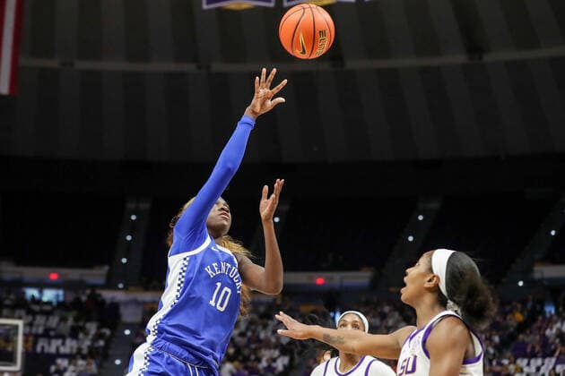 January 30, 2022: Kentucky s Rhyne Howard (10) puts up an off balanced shot during NCAA, College League, USA Women s Basketball action between the Kentucky Wildcats and the LSU Tigers at the Pete Maravich Assembly Center in Baton Rouge, LA. CSM Baton Rouge USA - ZUMAc04_ 20220130_zaf_c04_156 Copyright: xJonathanxMailhesx