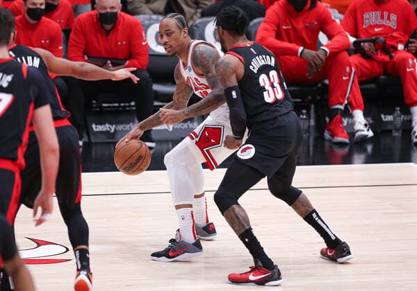 CHICAGO, IL - JANUARY 30: Portland Trail Blazers forward Robert Covington (33) posts up against Chicago Bulls forward DeMar DeRozan (11) during a NBA, Basketball Herren, USA game between the Portland Trail Blazers and the Chicago Bulls on January 30, 2022 at the United Center in Chicago, IL. (Photo by Melissa Tamez Icon Sportswire) NBA: JAN 30 Trail Blazers at Bulls Icon22013016