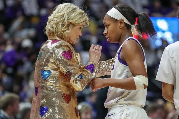 January 30, 2022: LSU Head Coach Kim Mulkey talks with her player Khayla Pointer (3) in a time out during NCAA, College League, USA Women s Basketball action between the Kentucky Wildcats and the LSU Tigers at the Pete Maravich Assembly Center in Baton Rouge, LA. CSM Baton Rouge USA - ZUMAc04_ 20220130_zaf_c04_158 Copyright: xJonathanxMailhesx