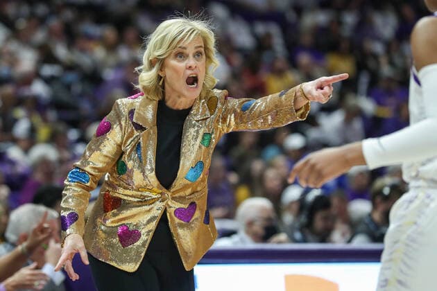January 30, 2022: LSU Head Coach Kim Mulkey gives instructions to her players late in the second half during NCAA, College League, USA Women s Basketball action between the Kentucky Wildcats and the LSU Tigers at the Pete Maravich Assembly Center in Baton Rouge, LA. CSM Baton Rouge USA - ZUMAc04_ 20220130_zaf_c04_160 Copyright: xJonathanxMailhesx