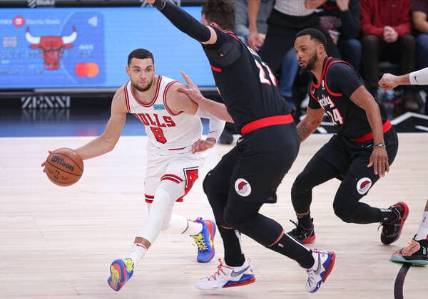 CHICAGO, IL - JANUARY 30: Chicago Bulls guard Zach LaVine (8) in action during a NBA, Basketball Herren, USA game between the Portland Trail Blazers and the Chicago Bulls on January 30, 2022 at the United Center in Chicago, IL. (Photo by Melissa Tamez Icon Sportswire) NBA: JAN 30 Trail Blazers at Bulls Icon22013019