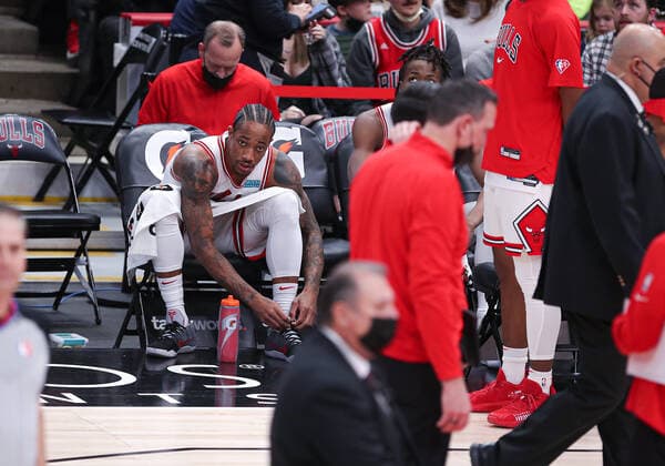 CHICAGO, IL - JANUARY 30: Chicago Bulls forward DeMar DeRozan (11) on the bench during a NBA, Basketball Herren, USA game between the Portland Trail Blazers and the Chicago Bulls on January 30, 2022 at the United Center in Chicago, IL. (Photo by Melissa Tamez Icon Sportswire) NBA: JAN 30 Trail Blazers at Bulls Icon22013022