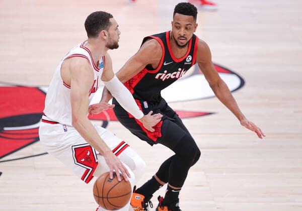 CHICAGO, IL - JANUARY 30: Portland Trail Blazers guard CJ McCollum (3) and Chicago Bulls guard Zach LaVine (8) in action during a NBA, Basketball Herren, USA game between the Portland Trail Blazers and the Chicago Bulls on January 30, 2022 at the United Center in Chicago, IL. (Photo by Melissa Tamez Icon Sportswire) NBA: JAN 30 Trail Blazers at Bulls Icon22013023