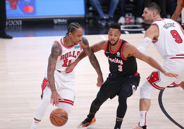 CHICAGO, IL - JANUARY 30: Portland Trail Blazers guard CJ McCollum (3) posts up against Chicago Bulls forward DeMar DeRozan (11) during a NBA, Basketball Herren, USA game between the Portland Trail Blazers and the Chicago Bulls on January 30, 2022 at the United Center in Chicago, IL. (Photo by Melissa Tamez Icon Sportswire) NBA: JAN 30 Trail Blazers at Bulls Icon22013024