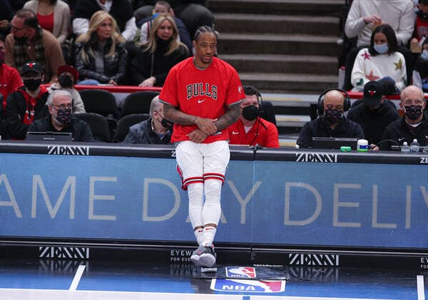 CHICAGO, IL - JANUARY 30: Chicago Bulls forward DeMar DeRozan (11) looks on while on the sideline during a NBA, Basketball Herren, USA game between the Portland Trail Blazers and the Chicago Bulls on January 30, 2022 at the United Center in Chicago, IL. (Photo by Melissa Tamez Icon Sportswire) NBA: JAN 30 Trail Blazers at Bulls Icon22013027