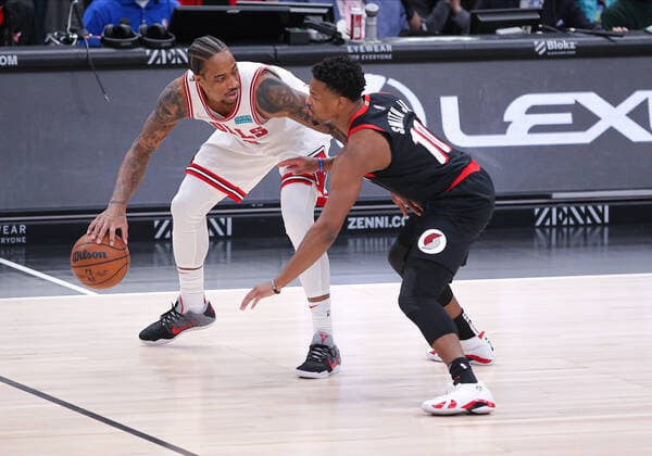 CHICAGO, IL - JANUARY 30: Portland Trail Blazers guard Dennis Smith Jr. (10) posts up against Chicago Bulls forward DeMar DeRozan (11) during a NBA, Basketball Herren, USA game between the Portland Trail Blazers and the Chicago Bulls on January 30, 2022 at the United Center in Chicago, IL. (Photo by Melissa Tamez Icon Sportswire) NBA: JAN 30 Trail Blazers at Bulls Icon22013029