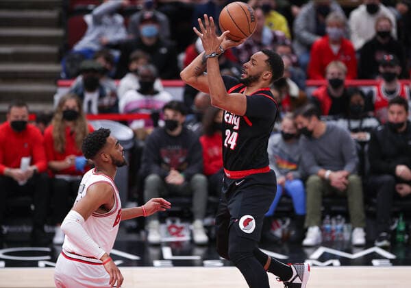 CHICAGO, IL - JANUARY 30: Portland Trail Blazers forward Norman Powell (24) shoots the ball in action during a NBA, Basketball Herren, USA game between the Portland Trail Blazers and the Chicago Bulls on January 30, 2022 at the United Center in Chicago, IL. (Photo by Melissa Tamez Icon Sportswire) NBA: JAN 30 Trail Blazers at Bulls Icon22013035