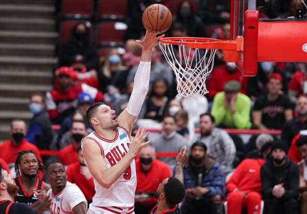 CHICAGO, IL - JANUARY 30: Chicago Bulls center Nikola Vucevic (9) drives to the basket for a layup during a NBA, Basketball Herren, USA game between the Portland Trail Blazers and the Chicago Bulls on January 30, 2022 at the United Center in Chicago, IL. (Photo by Melissa Tamez Icon Sportswire) NBA: JAN 30 Trail Blazers at Bulls Icon22013042