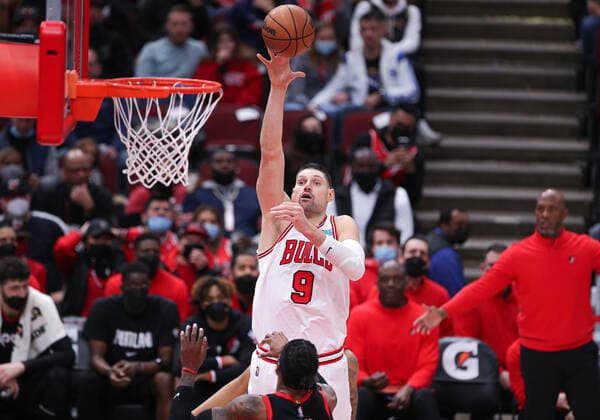 CHICAGO, IL - JANUARY 30: Chicago Bulls center Nikola Vucevic (9) shoots the ball in action during a NBA, Basketball Herren, USA game between the Portland Trail Blazers and the Chicago Bulls on January 30, 2022 at the United Center in Chicago, IL. (Photo by Melissa Tamez Icon Sportswire) NBA: JAN 30 Trail Blazers at Bulls Icon22013053
