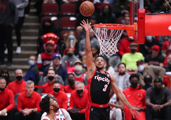 CHICAGO, IL - JANUARY 30: Portland Trail Blazers guard CJ McCollum (3) shoots the ball during a NBA, Basketball Herren, USA game between the Portland Trail Blazers and the Chicago Bulls on January 30, 2022 at the United Center in Chicago, IL. (Photo by Melissa Tamez Icon Sportswire) NBA: JAN 30 Trail Blazers at Bulls Icon22013056