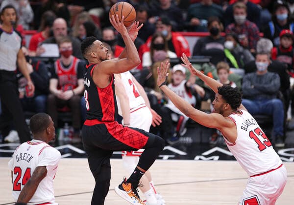 CHICAGO, IL - JANUARY 30: Portland Trail Blazers guard CJ McCollum (3) in action during a NBA, Basketball Herren, USA game between the Portland Trail Blazers and the Chicago Bulls on January 30, 2022 at the United Center in Chicago, IL. (Photo by Melissa Tamez Icon Sportswire) NBA: JAN 30 Trail Blazers at Bulls Icon22013059